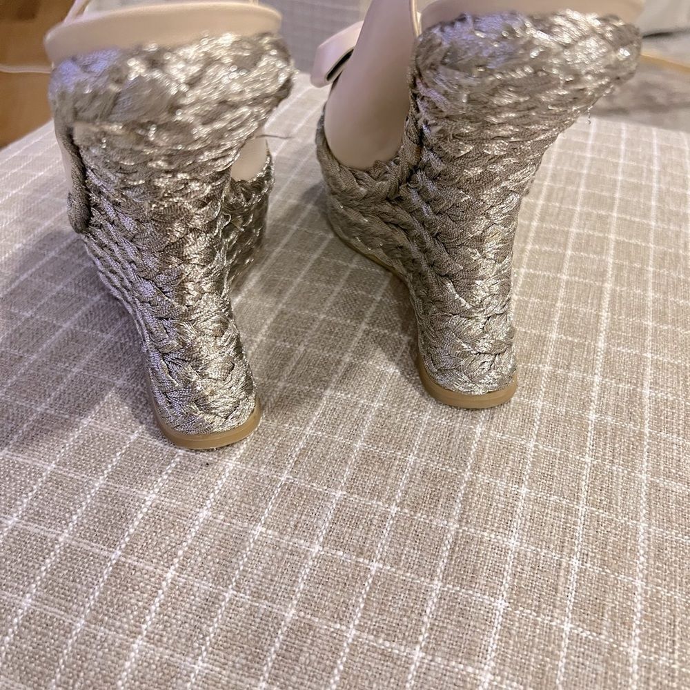 Stuart Weitzman Softbow metallic wedge size 6.5 - Picture 3 of 10